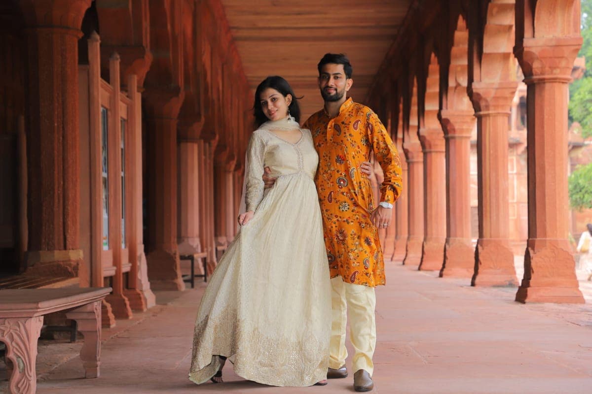 A couple in the red sandstone colonnade at Agra Fort